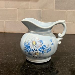 Beautiful McCoy Pitcher 7528 USA.